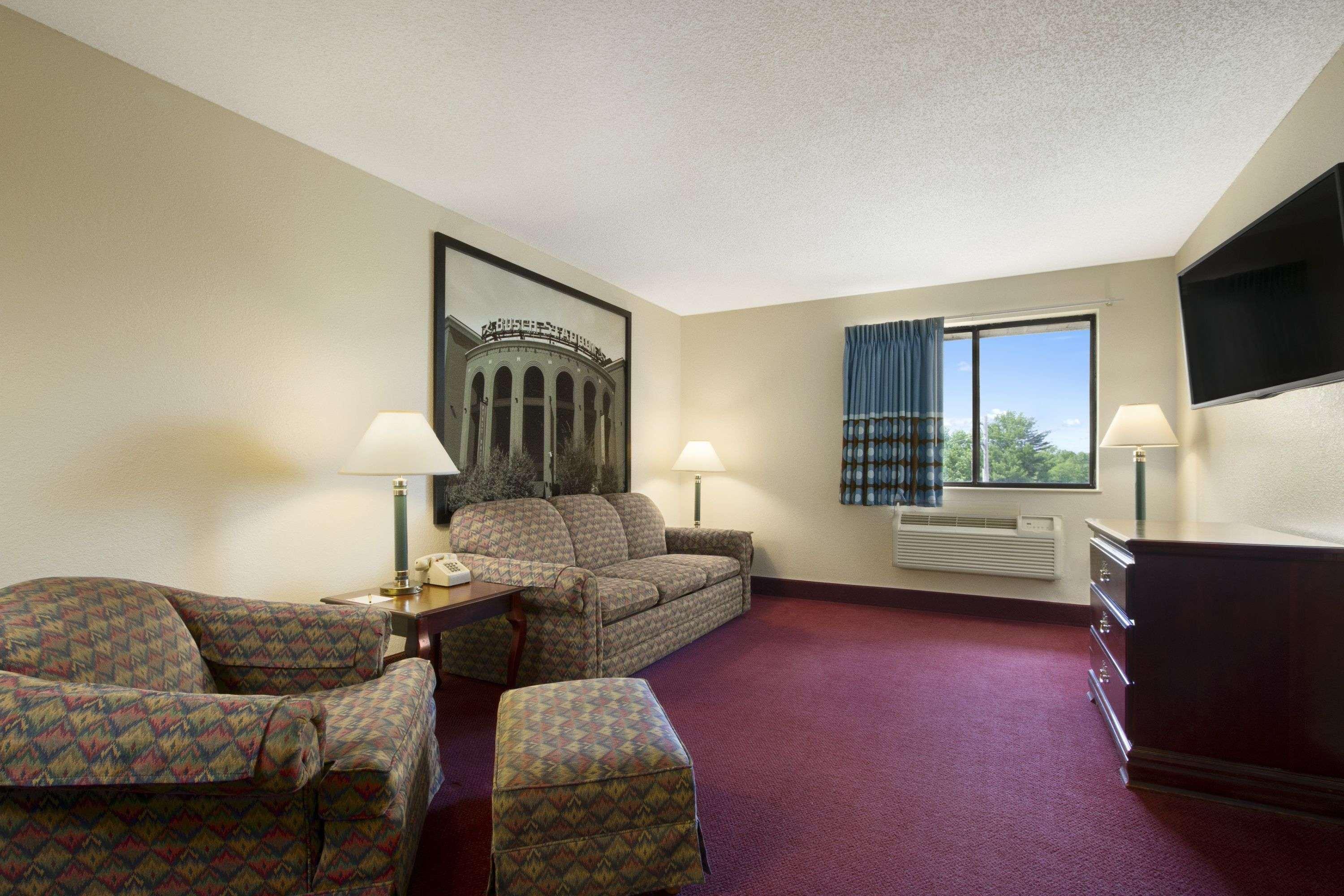 Super 8 By Wyndham Hotel 2*